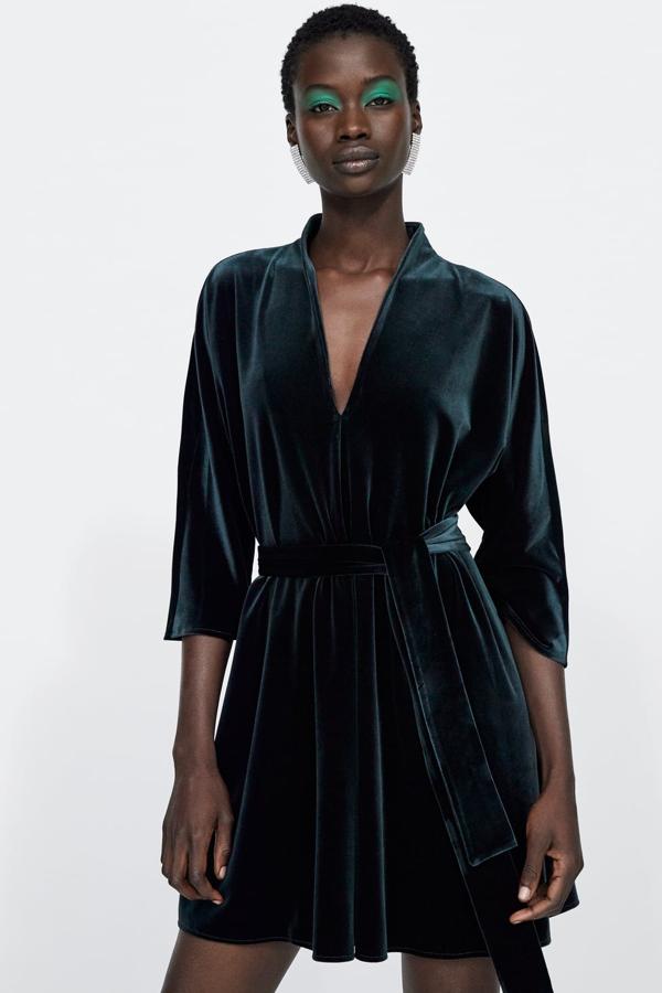 Un gesto que sí es absolutamente nuevo: combinar el color de la sombra de ojos con el color de nuestro "outfit". El truco para que resulte contemporáneo y no antiguo está en cómo aplicamos la sombra: en un bloque de color (de nuevo, que sea intenso y brillante) sin concesiones a los matices, desde el lagrimal a casi la sien.