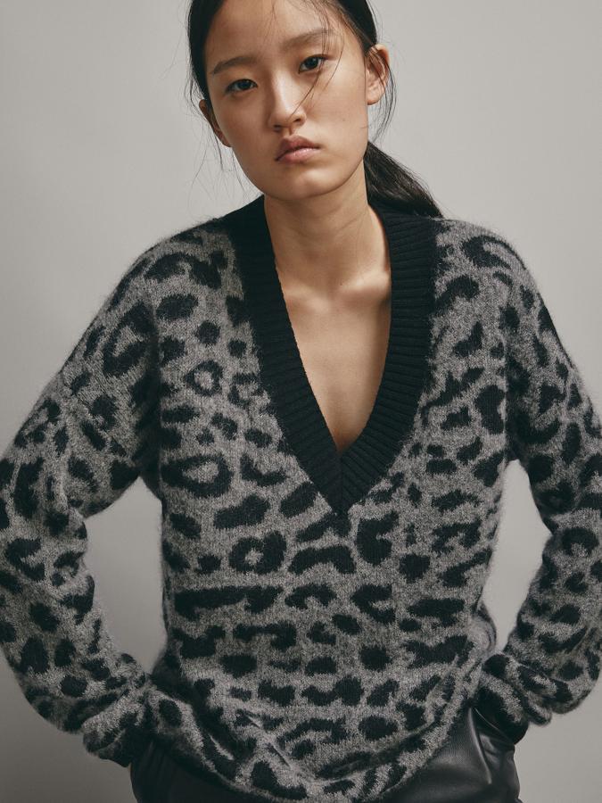 Jersey estilo capa con motivo de leopardo. Corte holgado, cuello pico, manga larga y acabados acanalados (65,95 euros).