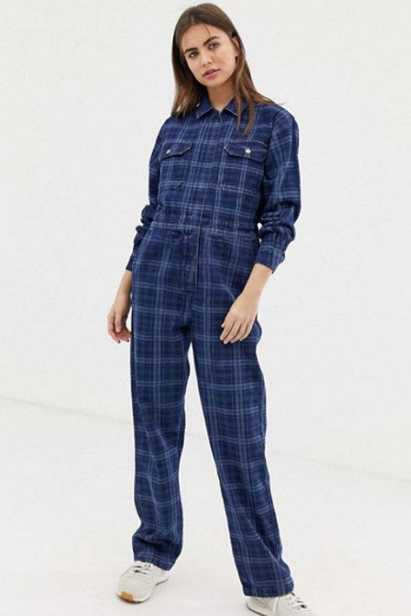 Perfecto para las amantes de los cuadros, una de las tendencias estrella del invierno, que aquí se impresionan en el tejido vaquero con láser (Asos Design, 77,99 euros).