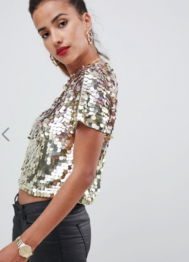 Fantástico diseño corto con lentejuelas XXL miradas, manga corta y un escote redondo a la espalda inesperado (Asos Design, 53,99 euros).