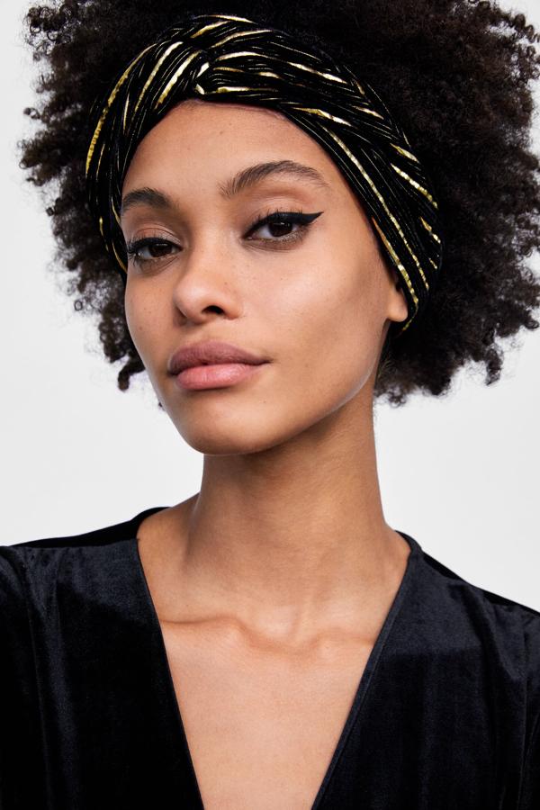 Otro maquillaje que favorece todos los tipos de cara, todas las edades y todos los estilismos: tonos naturales en la base, coloretes y labios, para que toda la atención se centre en el perfecto delineado gatuno del párpado superior. Si no tienes práctica con el "eye liner" líquido, mejor utiliza un lápiz extra cremoso. Fundamental: que ambas líneas sean iguales. Practica.