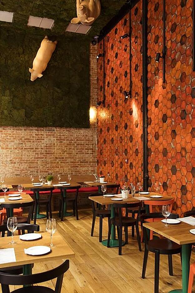 Detalle de la sala con vistas a la calle Reina.