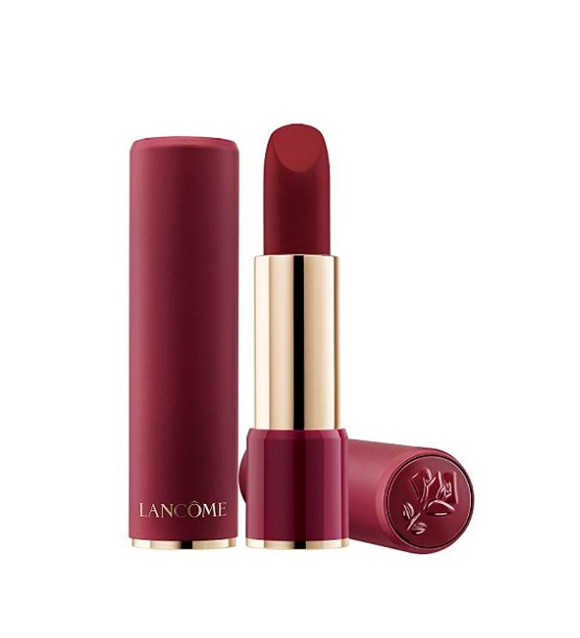 Drama Mate es el nombre de la colección de 24 barras de labios de efecto ultra mate con textura suave. Dentro de ella el Dramatic combina el efecto mate extremo con un color atrevido y luminoso. Ideal para vestir los labios de las mujeres que disfrutan jugando con el color y los acabados arriesgados. (35 €)