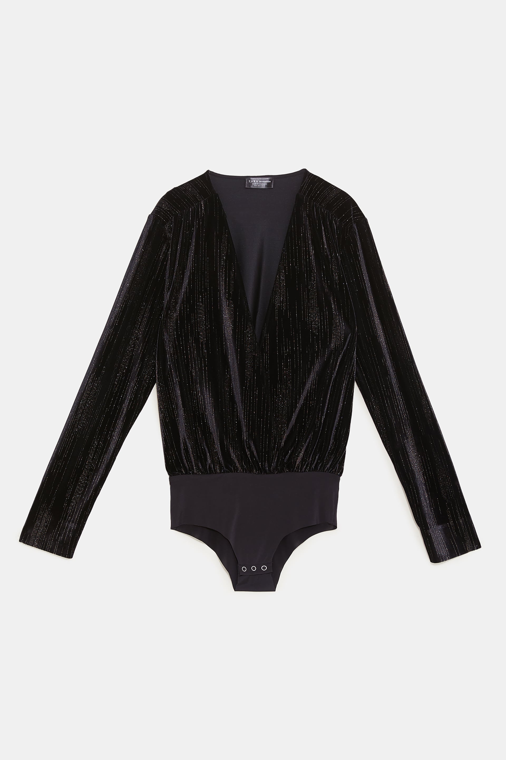 Dale el toque de brillo a tu Nochevieja con este body de terciopelo con hilo metalizado de Zara. (29,95 euros).