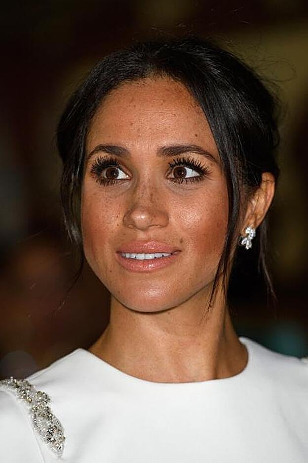 Meghan Markle consigue mucho más volumen en sus labios sobreponiendo el delineado por su linea natural en los labios.