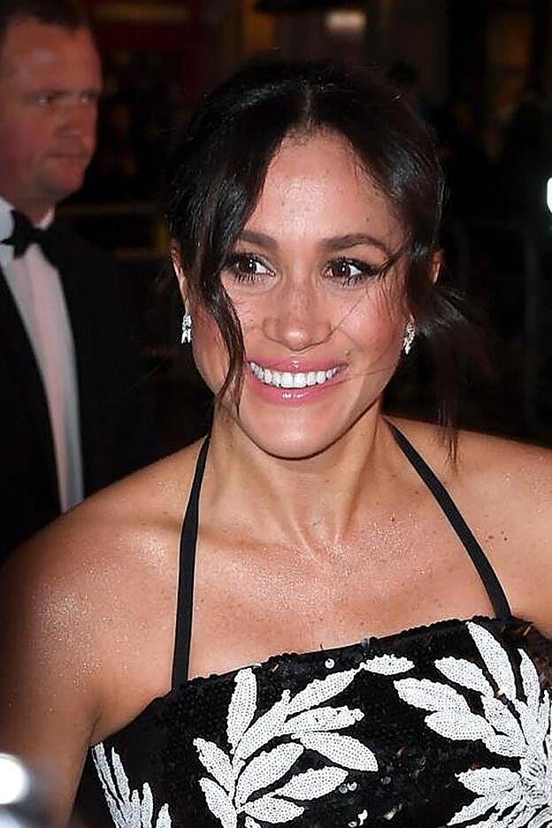 Para algunos de sus 'looks' Meghan Markle añade un toque glossy y transparente como toque final.