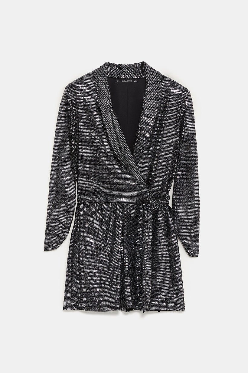 Mono blazer con lentejuelas en plata de Zara. La mejor alternativa a los vestidos. Cómodo y elegante. (49,95 euros).