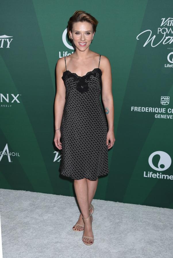 Con un vestido lencero tan sencillo como sus sandalias nude.