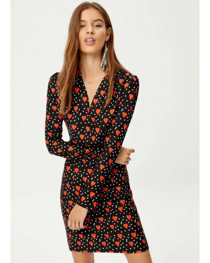 Con un estampado precioso de lunares y corazones (143,20 euros).