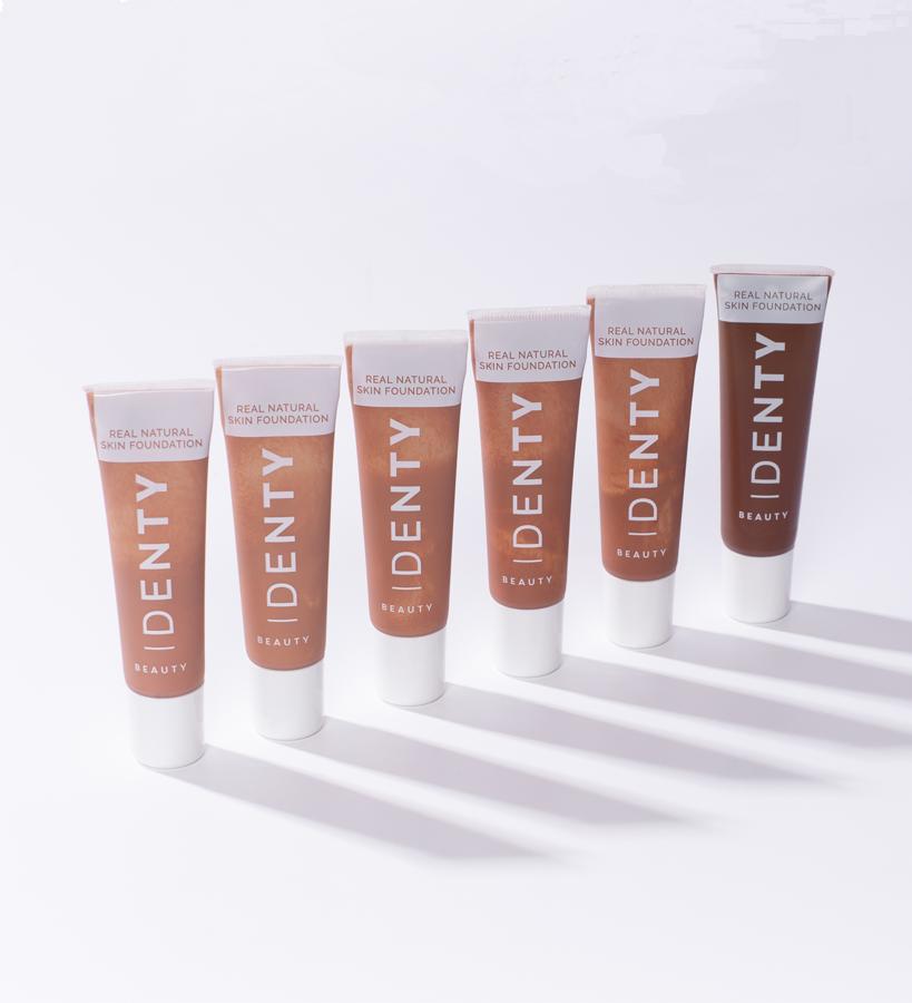 Esta base mate ligera está formulada con ingredientes y pigmentos naturales de alta calidad totalmente libre de tóxicos, sin siliconas, sin parafinas, vegana y ‘cruelty free’. Aporta a la piel una suavidad instantánea, un acabado liso y sin brillo con una cobertura media modulable.  Real Natural Skin Foundation de Identy Beauty  (antes 22 €, ahora 15,40 €).