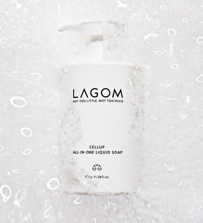 Con este producto puedes lavarte la cara el cuerpo y el cabello. Su fina espuma elimina los residuos y gracias al aceite de almendras dulce que contiene y al resto de ingredientes mantiene la piel hidratada y suave, incluso después de la ducha. Perfecta para las mujeres que no tienen mucho tiempo.  All-In-One Liquid Soap de Lagom  (antes 32 €, ahora 25,60 €).