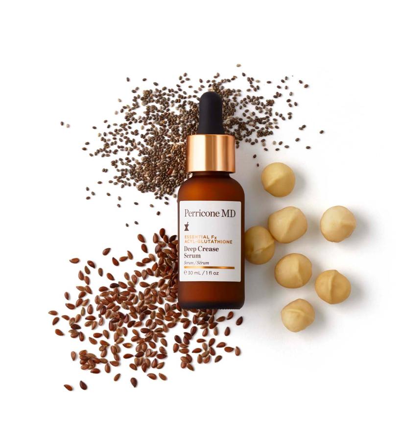 Este sérum de rápida absorción suaviza visiblemente hasta las líneas más firmes y profundas, las arrugas y los pliegues alrededor de la boca, los ojos, los labios y la frente, incluidas las arrugas del entrecejo, las líneas de la sonrisa y los pliegues nasolabiales.  Deep Crease Serum Essential FX Collection de Perricone MD  (antes 165 €, ahora 132 €).