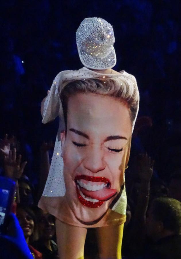 Egocentrismo nivel llevar una camiseta con tu cara. La foto es de uno de los conciertos de Miley Cyrus en Las Vegas en 2014.