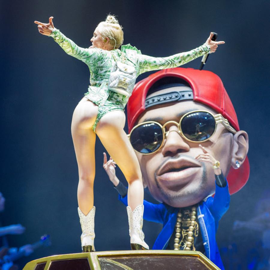 Sí, en un concierto en Sidney durante su gira de 2014 Miley Cyrus lució un body-tanga creado con billetes de dólar. Y botas 'cowboy'.