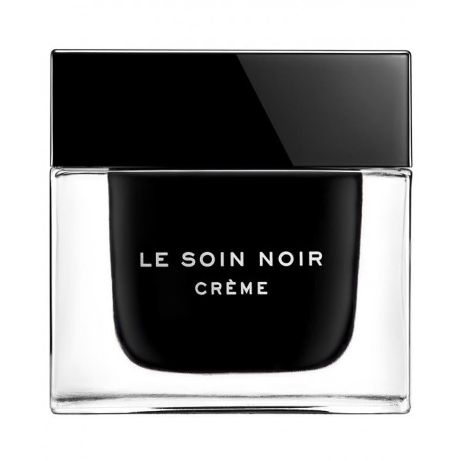 La tercera reformulación de este clásico de culto mejora su ya de por sí original textura azabache fundente. El color que le da la savia negra de alga vital desaparece instantáneamente al aplicarlo. Le Soin Noir Crème de Givenchy (357 €).