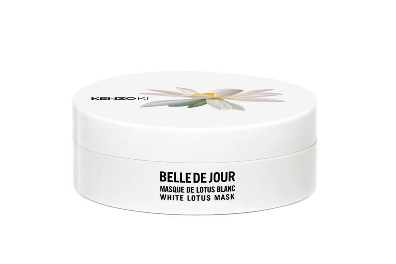 Esta proeza de originalidad es una mascarilla con dos texturas: un gel de ácido hialurónico (con esencia de planta de loro) que contiene en su interior una flor de crema con glycosilato de loto. Mascarilla Hidratante de Loto Blanco de KenzoKi (63 €). En El Corte Inglés.