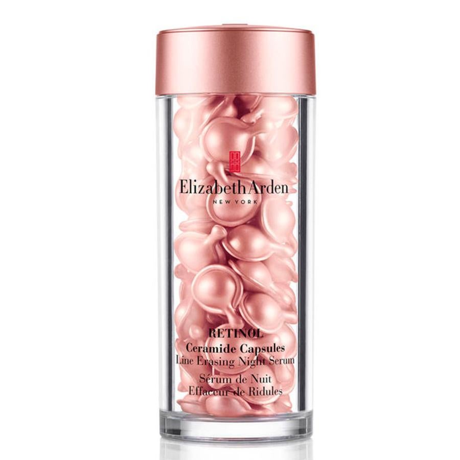 Luz y aire comprometen la estabilidad del retinol. Al combinarlo con ceramidas, se consigue una textura gel de acabado mate que requiere una conservación rigurosa en cápsulas selladas. Retinol Ceramide Capsules de Elizabeth Arden (110 €).