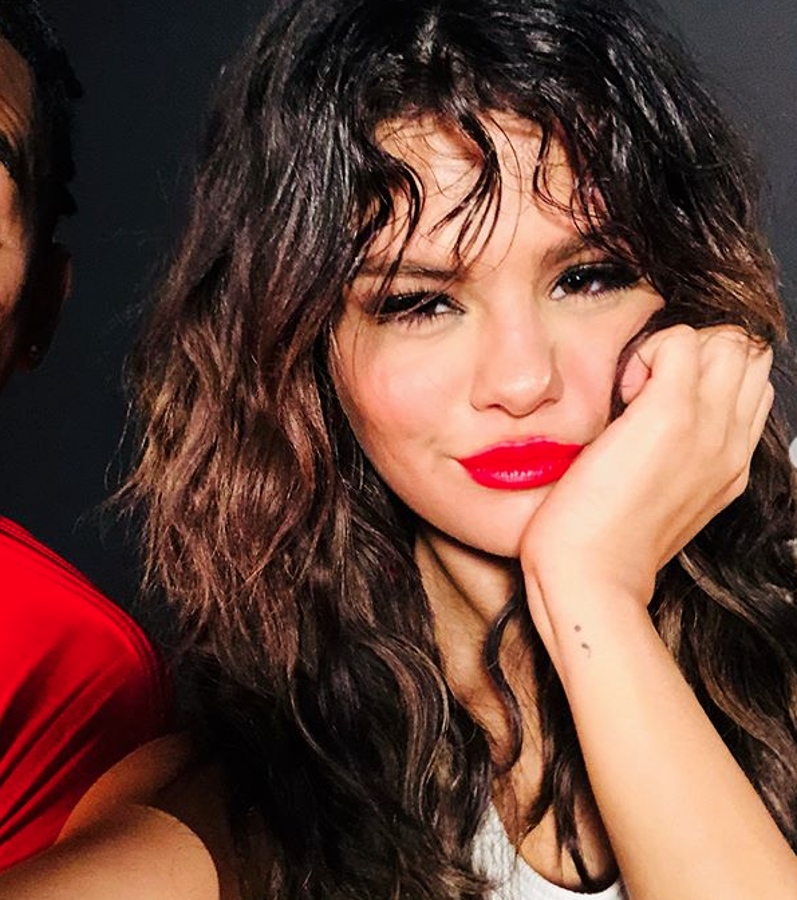 Aunque de rubia se apuntó a una imagen más desenfadada y rockera, lo cierto es que las facciones redondeadas de Serena hacen innecesario que se aniñe aún más. Su melena oscura natural le aporta ese toque sexy típico del "look" latino tan genial.