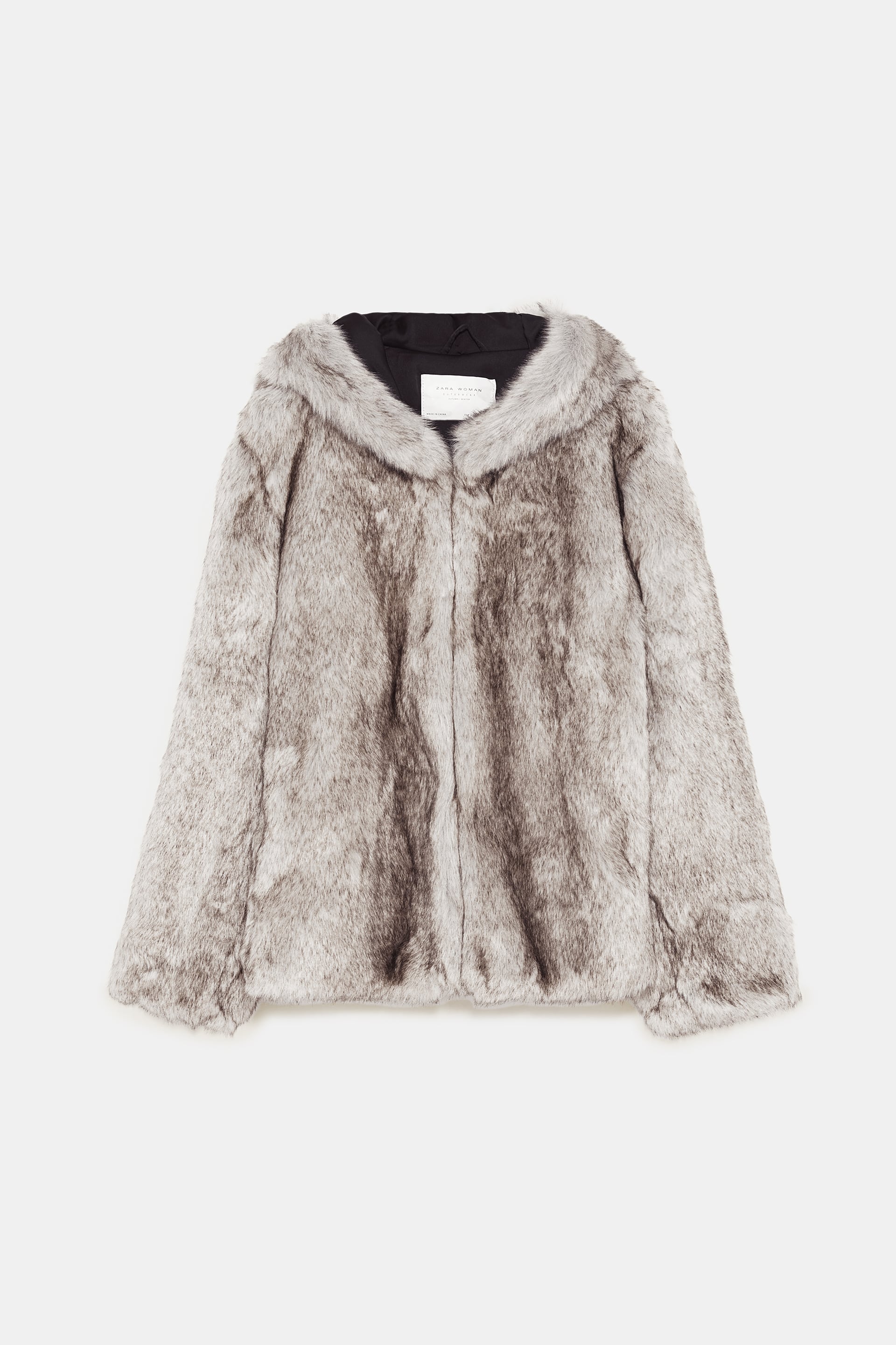 Cazadora efecto pelo de Zara: 69,95 euros.