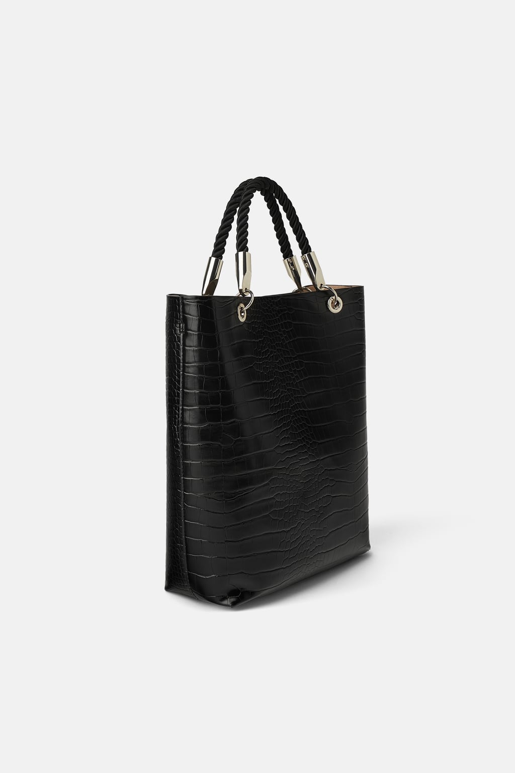 Boso shopper con asa trenzada de Zara: 29,95 euros.