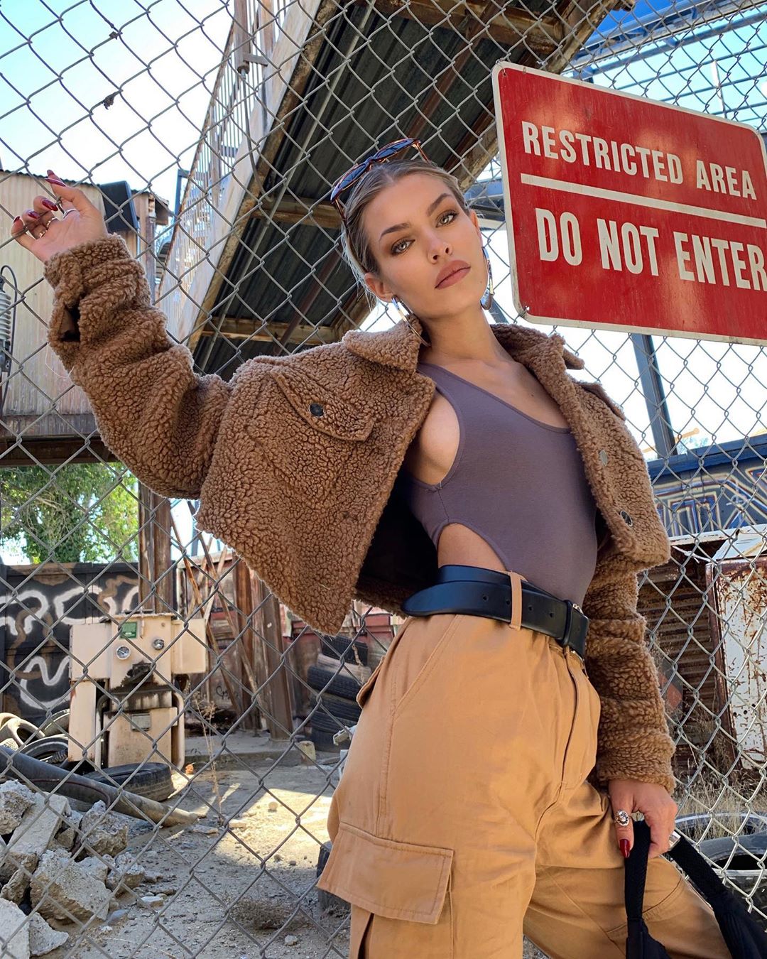 Jessica Goicochea con body y chaqueta de borreguito de Neon Coco.