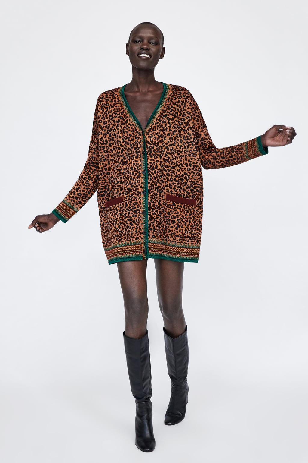 Chaqueta de punto con estampado animal: 35,95 euros en Zara.