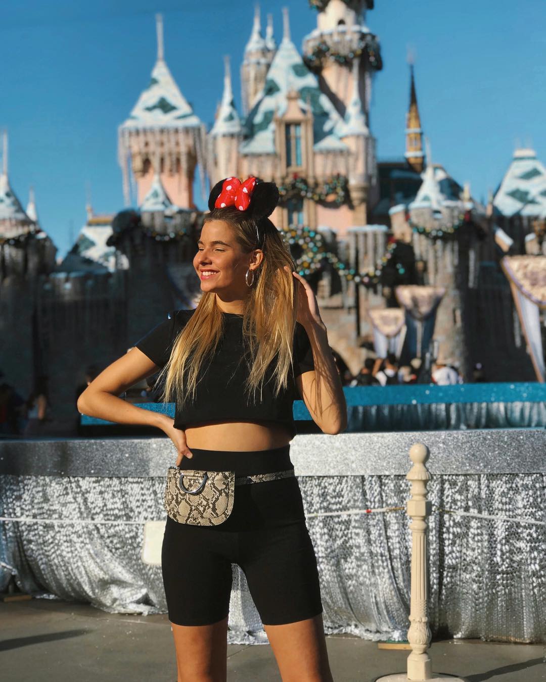 Laura Brunet con mallas y camiseta básica de Neon Coco. ¡Básicos de verano!