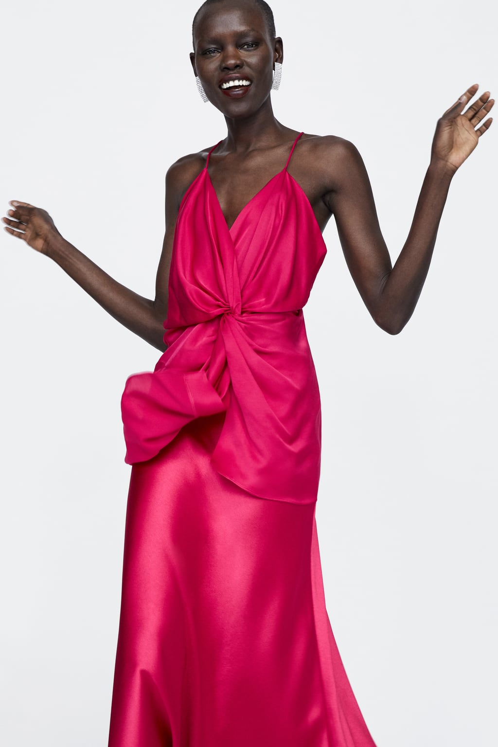 Cuerpo satinado en color fucsia con detalle de nudo: 29,95 euros en Zara.