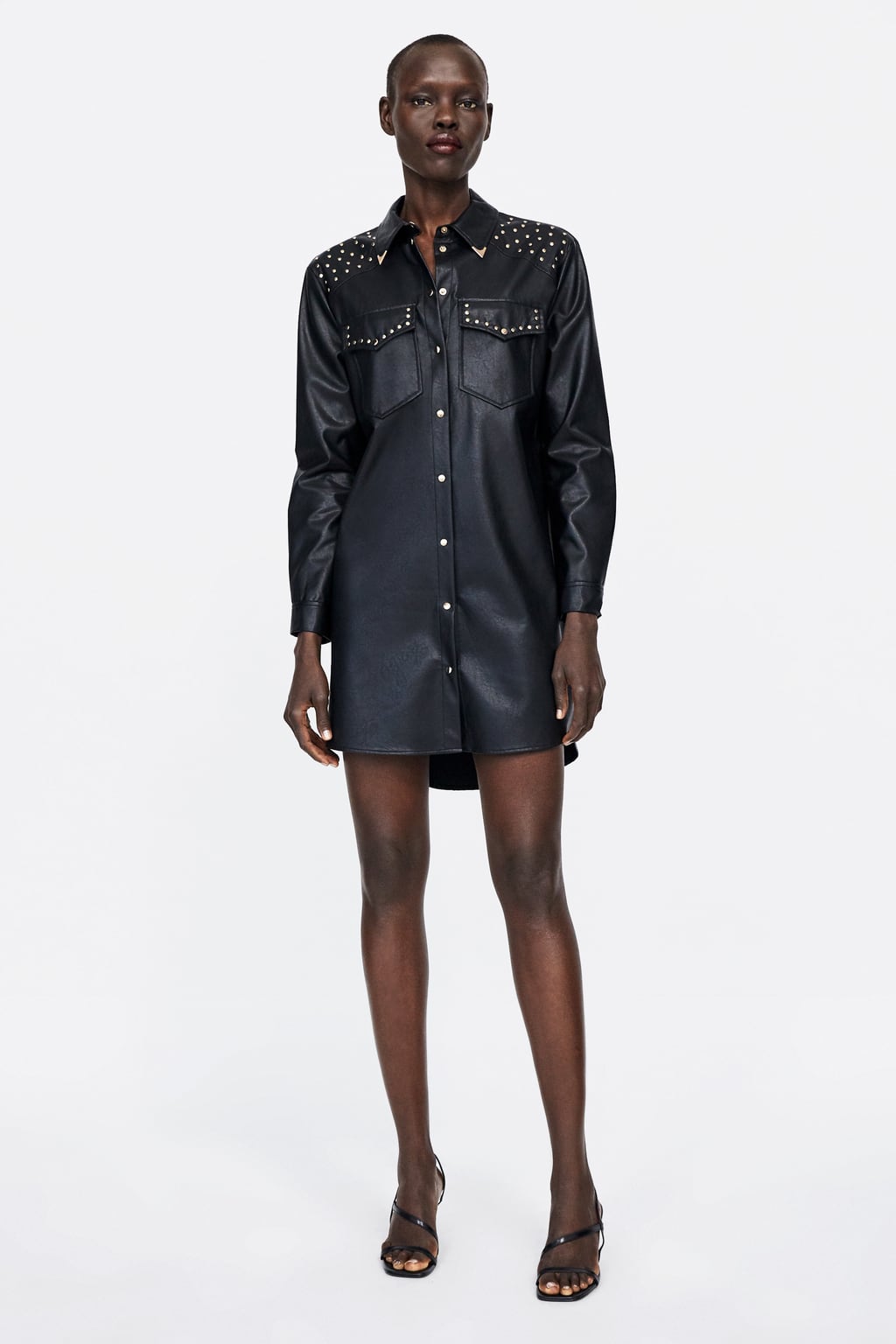 Vestido camisero efecto piel con tachas_ 39,95 euros en Zara.