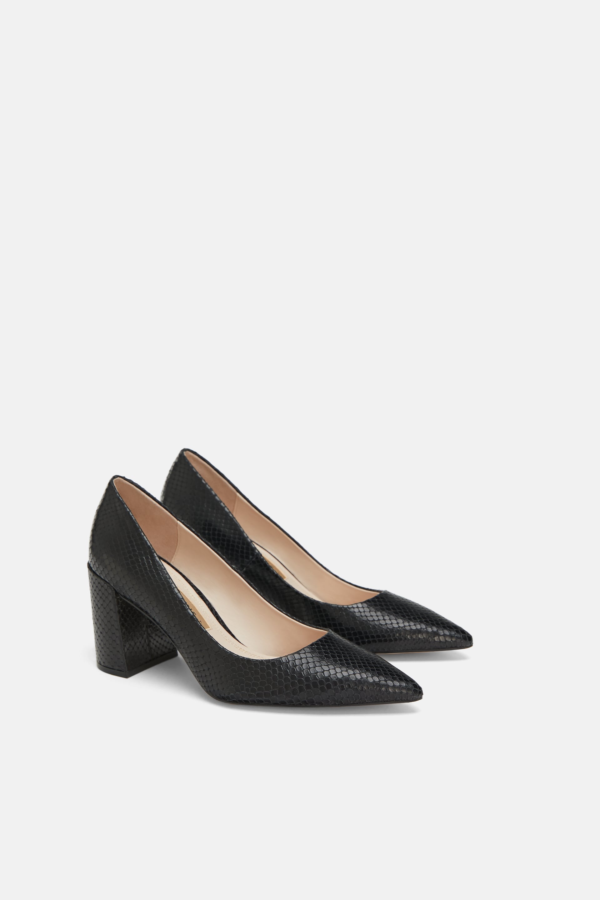 Zapatos de piel con tacón: 45,95 euros.