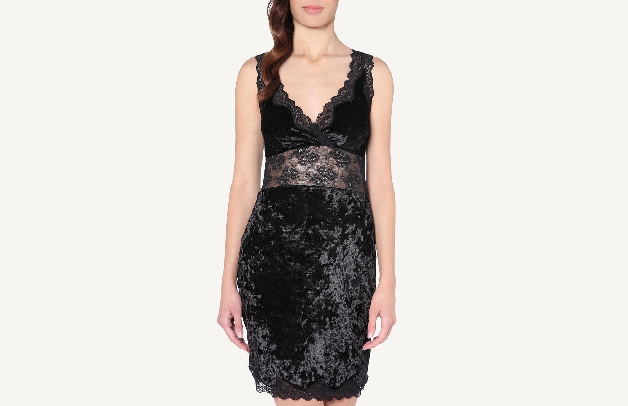 Combinación midi de terciopelo y lencero: 49,90 euros.