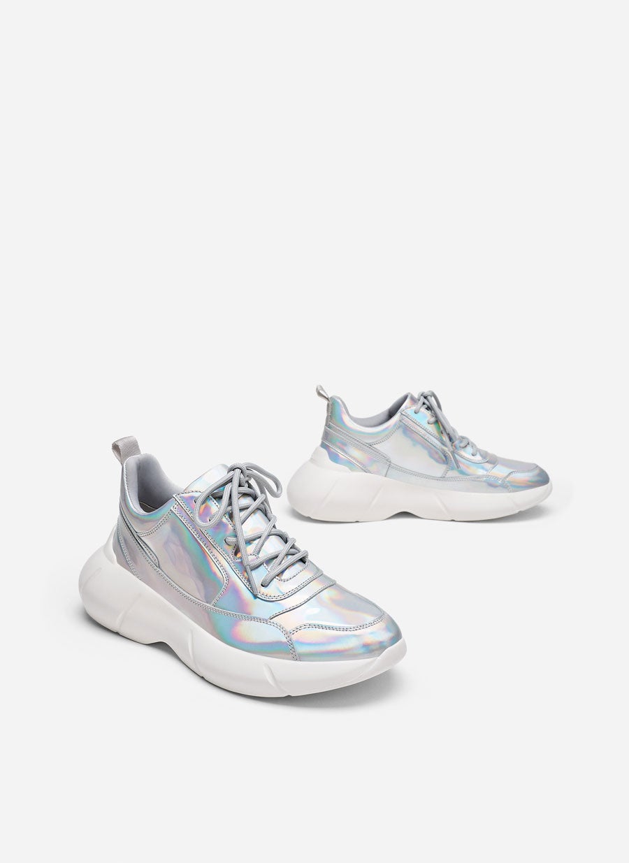 Deportivas metalizadas con plataforma de Uterqüe: 99 euros.
