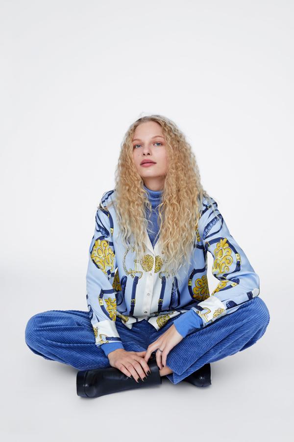 Camisa estampada, en azules y amarillos (29,95 euros).