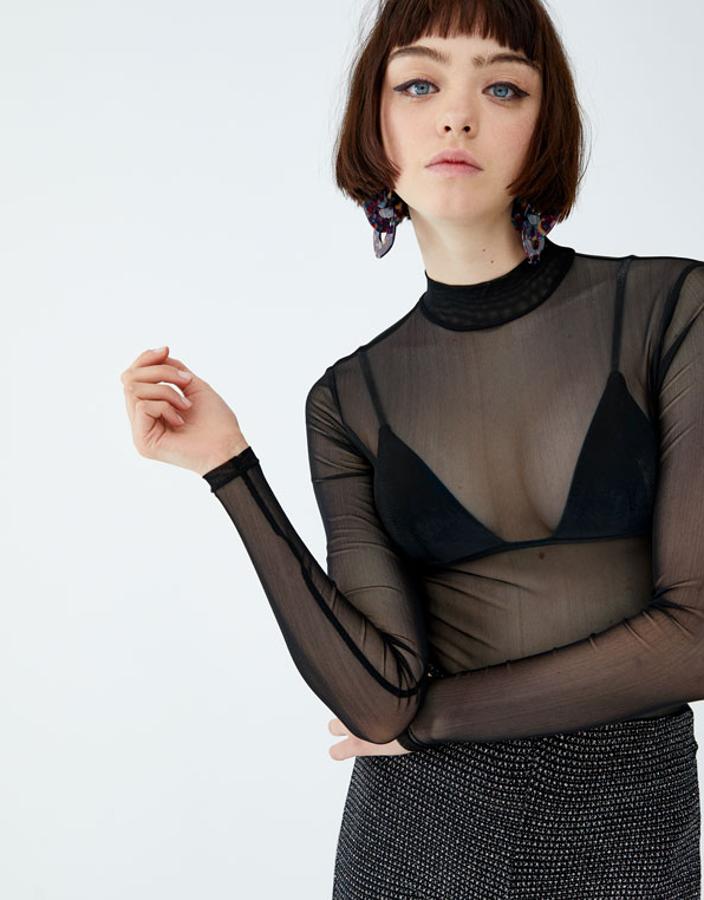 Top en tejido de tul semitransparent, con manga larga y cuello "perkins" (9,99euros).