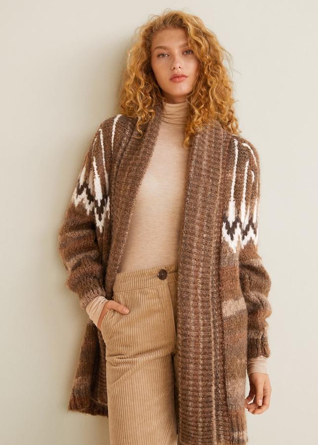 Otro diseño confortable con un toque extra rústico gracias a las grecas de color blanco (mango, 59,99 euros).