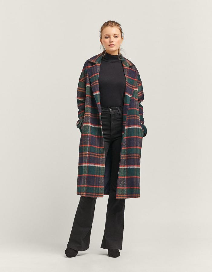 Abrigo de cuadros en tonos verdes, 55,99 euros.
