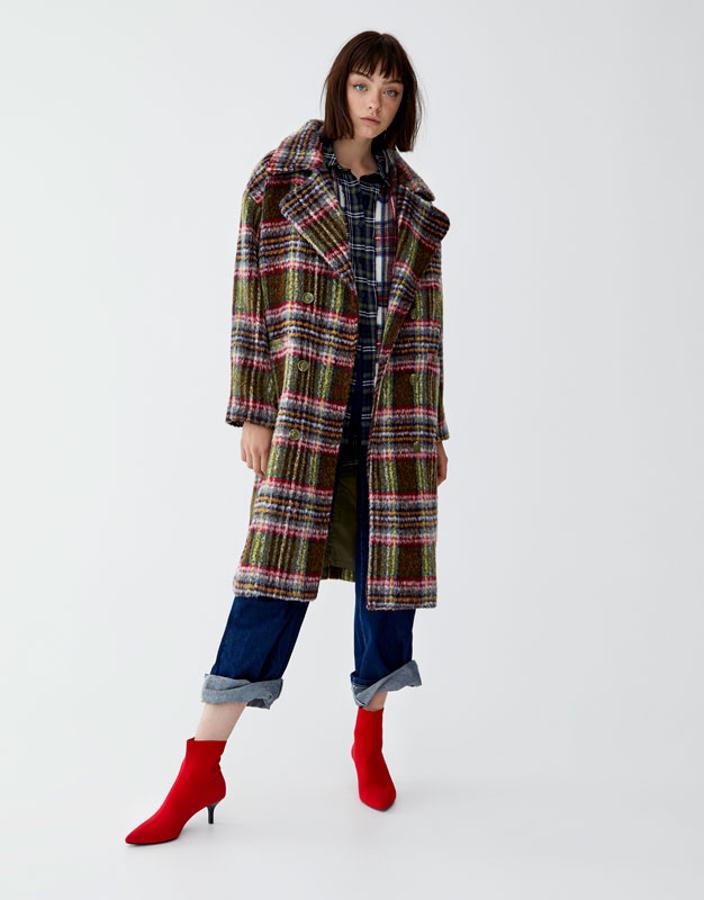 Abrigo de paño con estampado de cuadros, 69,99 euros.