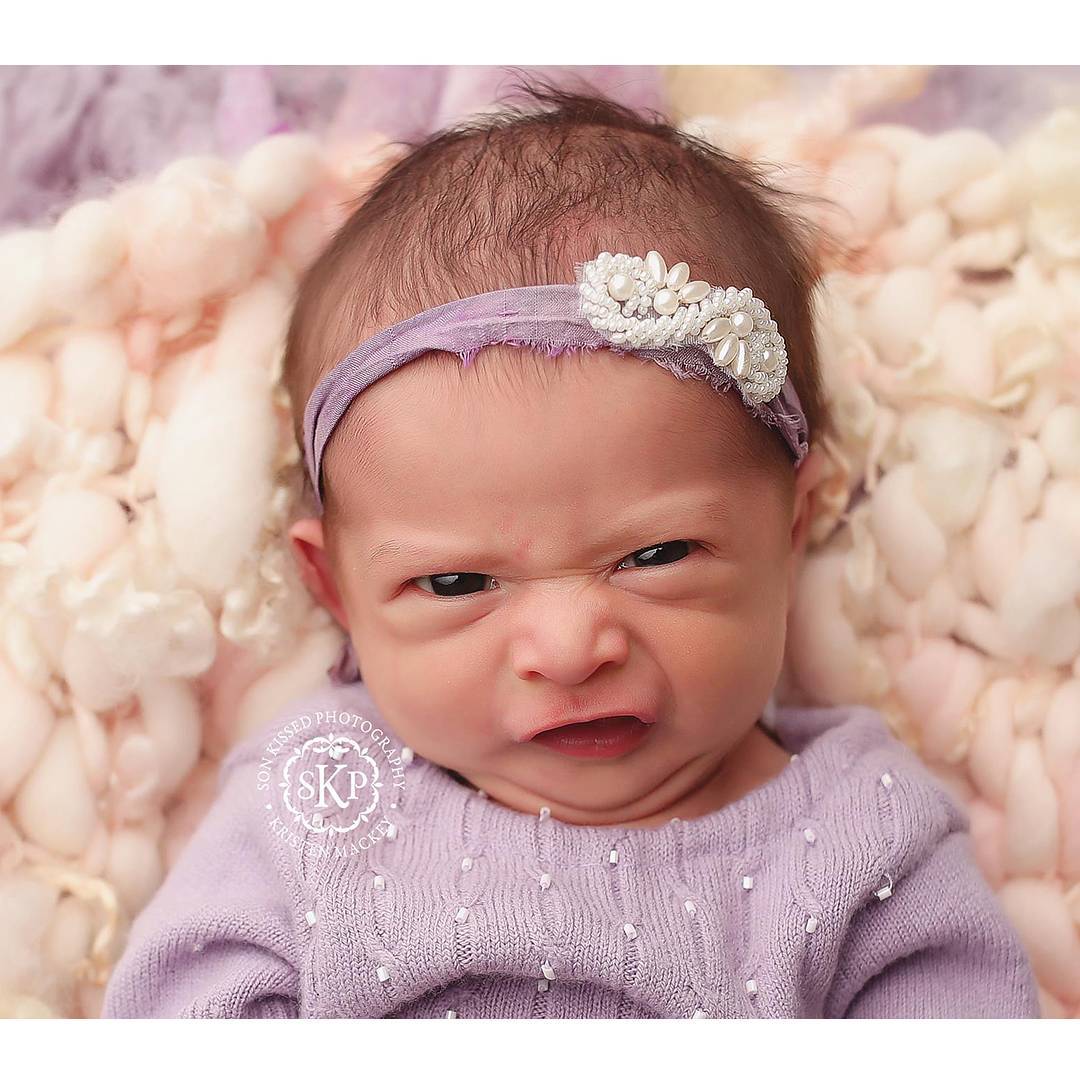 Esta pequeña tiene cara de pocos amigos, todo hay que decirlo. Parece que la sesión de fotos no le ha hecho mucha gracia.