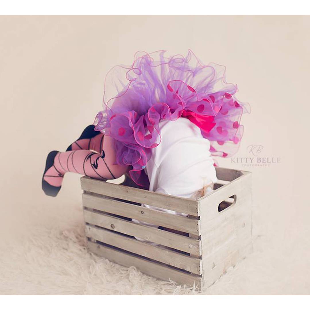 Parece que esta pequeña no encontraba la postura para hacerse la foto.