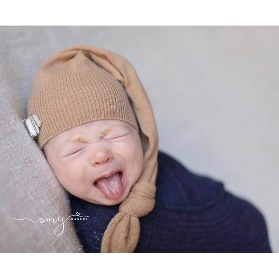 Directamente saca la lengua como diciendo, ¡no me gustan las sesiones de fotos!