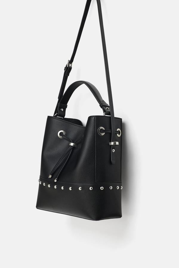 Si quieres que tu amiga use su regalo todos y cada uno de los días de la próxima temporada, este bolso de los Special Prices de Zara (15.99 euros) te lo garantiza.