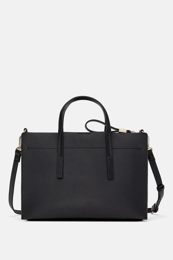 Para tus amigas aficionadas a los looks 'working girls', este bolso negro de los 'Special Prices' de Zara cuesta 15.99 euros.