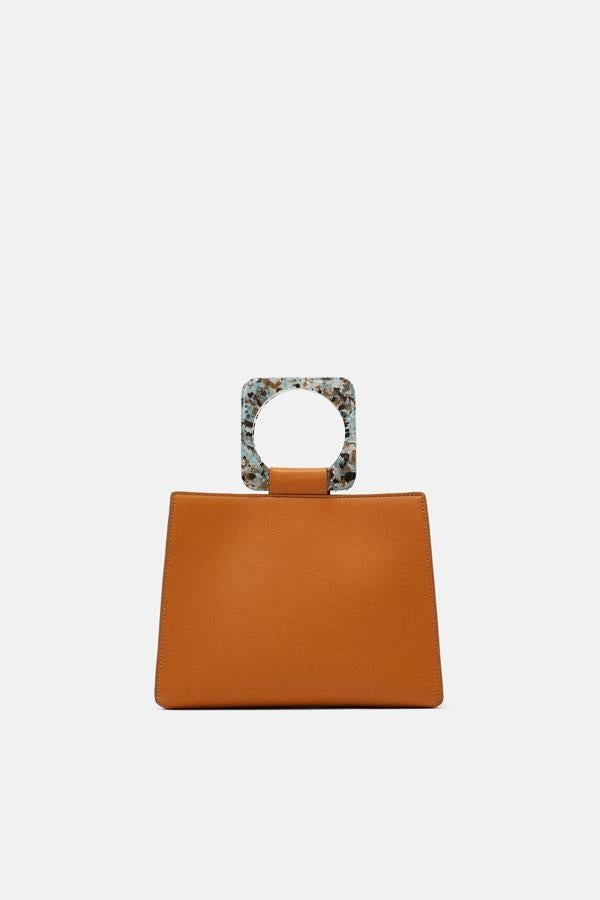Y si quieres que el bolso que regales a tu 'amigo invisible' se convierta en el protagonista de sus looks, este 'handbag' de Zara es tu mejor opción. Su precio en los 'Special Prices' es de 19.99 euros.