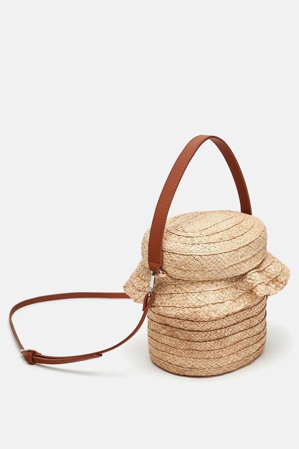 Si sois de esa clase de amigas que viven en un verano continuo, no lo dudes: esta cesta de mimbre es ideal. Cuesta 19.99 euros en los Special Prices de Zara.