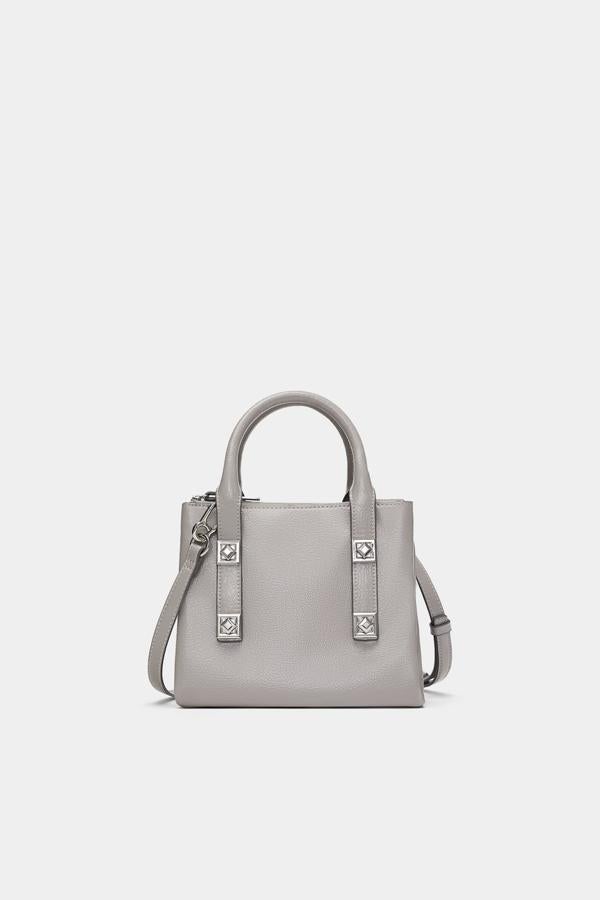Y para terminar, un toque metalizado de plena tendencia para tu amiga más 'trendy': este bolso de los Special Prices de Zara cuesta 19.99 euros.
