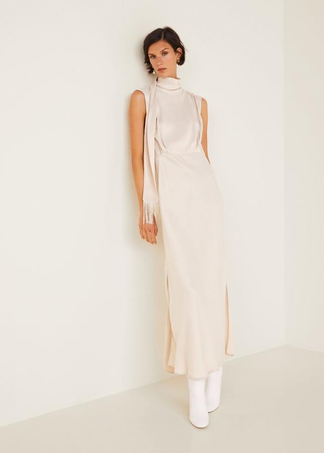 Nos casaríamos mañana mismo con estevestido de satén color blanco roto, pero también nos vale para nuestros de noche más sofisticados. Cuesta 79.99 euros en Mango, y tiene un descuento del -30% por el Cyber Monday.