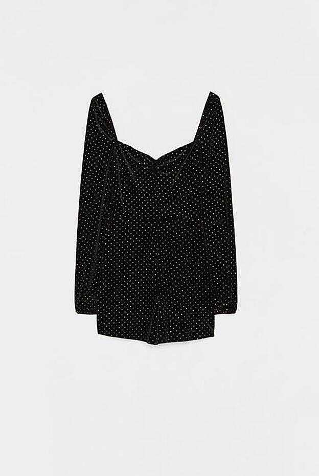 Mono de terciopelo con topos brillantes, 29,99 euros.