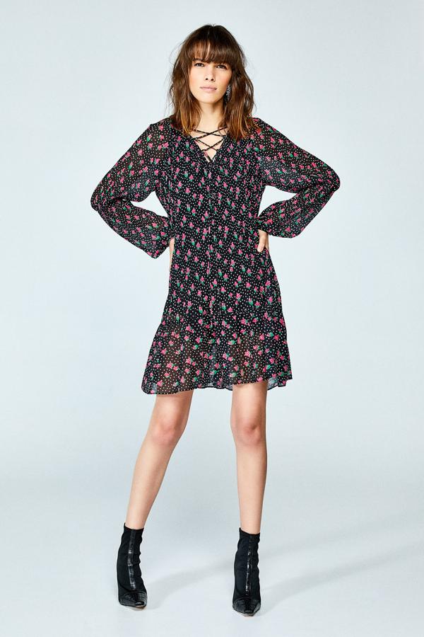 Un toque 'boho' para tus looks de día con este mini vestido de flores de Sfera, rebajado durante el Cyber Monday de 39.99 a 28 euros.