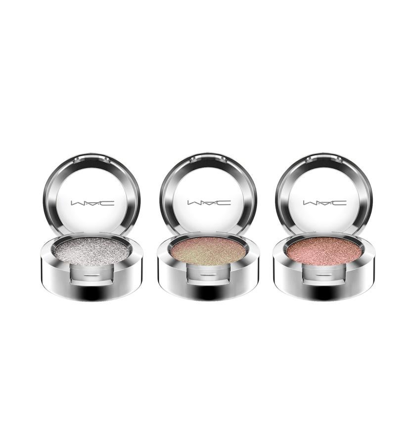 La colección Shiny, Pretty Things rompe con la rutina y te sumerge en un viaje tecnicolor. Está llena de brillo y es caleidoscópica. Eyeshadows de M·A·C (25 €/u).