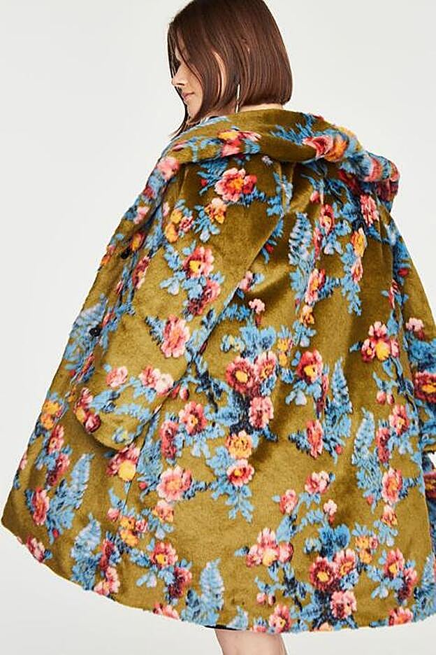 Abrigo de Uterqüe (229 euros).